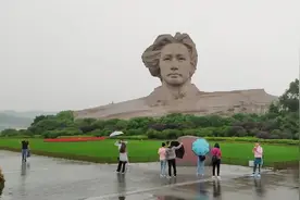 长沙橘子洲头毛泽东青年艺术雕塑，下部有展馆，因维护暂停开放