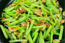 老妈教我芹菜炒花甲肉好吃的诀窍，原来用油是关键，和我一起学吧