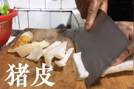 猪皮火锅，万能的糟辣椒油一炒，放下去就这么煮，好吃极了