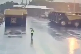 下雨打雷的天气出门千万别拿金属材料的雨伞☂️@西瓜视频视频封面