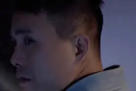 女业主让保安修水管，没想到保安修好之后竟躲在床底偷窥视频封面