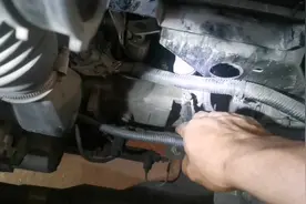 一个小螺丝松了 结果车主就花了一千多的冤枉钱 心拔凉拔凉的视频封面
