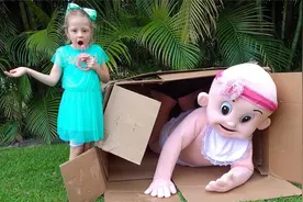 爸爸变身超级玩偶，躲在箱子里和小女孩一起玩捉迷藏！视频封面