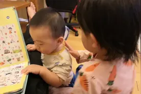 俩孩子相差16个月经常打闹，妈妈说把弟弟送人，2岁姐姐啥反应？视频封面