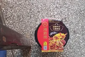 第一次尝试海底捞的自热方便米饭，真的很方便，特别是去短暂旅游