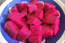 火龙果不直接吃了，加上牛奶简单一做，Q弹爽滑，暑假水果布丁