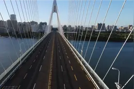 航拍疫情下的海口海甸岛，世纪大桥被封控，车辆只进不出略显冷清视频封面