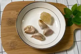 止咳化痰小妙招，蒜头与冰糖隔水蒸一蒸，效果很神奇，老人小孩喝