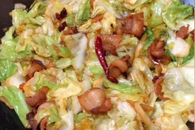 厨师长教你炝炒圆白菜的家常做法，步骤详细，鲜香微辣爽脆开胃