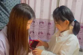 7岁女攒了半年零花钱，给妈妈准备生日惊喜，妈妈感动的泣不成声视频封面