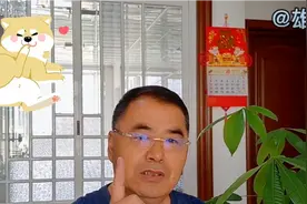 每月退休金一到账，老人们都要在邮储银行排队把钱取走，为什么？