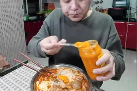 三勺不够，再来三勺，海南灯笼椒是真辣，辣椒这样吃才过瘾视频封面