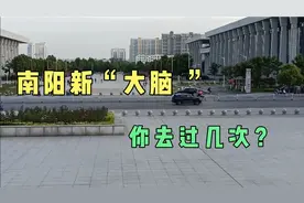 河南南阳的新市政府，金碧辉煌 ，气势磅礴 ，仿佛置身天安门