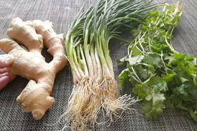 用生姜葱根香菜煮粥喝，真是厉害了，解决了现在很多人的烦恼