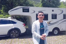 背驮式房车使用不仅灵活，可随时拆卸，关键空间足够大实用价值高