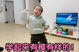 朵朵幼儿园新学手指舞，回家就给爸爸展示，有模有样太可爱了！视频封面