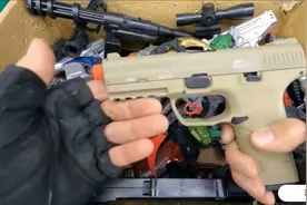 骆驼色联动玩具手枪，超酷炫黑科技玩具枪视频封面