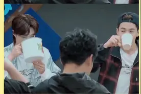 一博看丽颖的眼神真的/
算不上清白[捂脸]
我们使劲磕他俩吧！视频封面