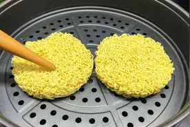 把方便面上锅蒸一蒸，教你神仙吃法，吃了30年都不腻，简单又美味