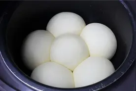 自从知道电饭锅能做馒头，隔天就做一锅，不用一滴水，简单好吃