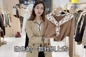 黑色过膝百褶裙搭配三款上衣，哪一款更时尚减龄显瘦呢？视频封面