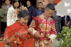 湖北农村新娘出嫁为什么要一个哥哥背出门一个哥哥打伞欢迎留言哦