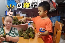 宝妈第一次包粽子有模有样，三斤的糯米包了43个，孩子回来就想吃