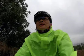 大多数骑友都会陷入的误区，雨天骑行到底该用雨衣还是雨披