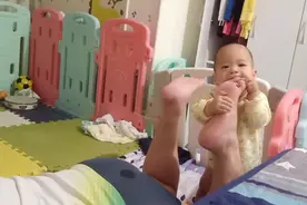 十一个月宝宝爱吃脚怎么回事？有机会就吃防不胜防，是恋脚癖吗？视频封面