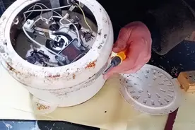 电饭锅开关按下去没有多长时间就会跳了，不用花一分钱就可修复好