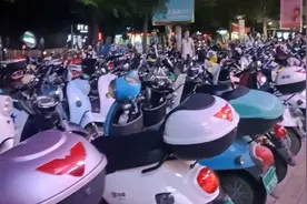 玉林这个商场门口竟然停满了电动车，来看看商场里面生意怎么样？视频封面