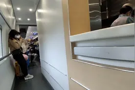 只买到无座票，在高铁餐车上记录回家的路上@今日头条 @头条号