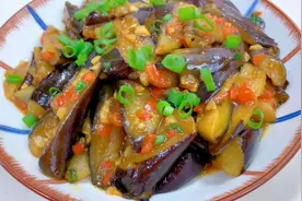 家常烧茄子做法，茄子鲜香爽滑不油腻，软糯可口老人孩子都喜欢