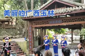 苏西爸爸去广西了，苏西和妈妈只能在家看爸爸拍的视频，好可怜啊视频封面