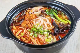 8年大厨教你可以回家摆摊的技术，正宗砂锅米线全套配方