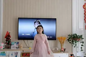 一年级小萌女自编《人间》舞蹈