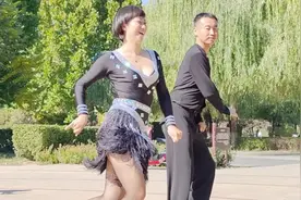 穿着迷你裙跳舞，看着这么养眼视频封面