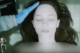 法医在解剖一具无名尸体，将其内脏取出后发现女尸一直是活的视频封面