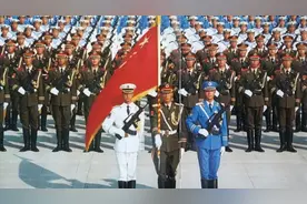 我国国庆阅兵，女兵徒步方队霸气正步，惊艳世界👍👍视频封面