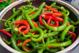 腌辣椒只加盐和醋是大错，教你不外传腌制配方，脆爽开胃不易坏视频封面