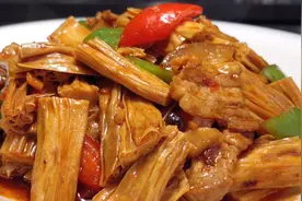 厨师长教你小炒腐竹的家常做法，步骤详细，鲜香微辣下酒又下饭