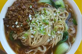 今天做了江苏人喜欢吃的红汤面，味道真的很不错，快给家里人安排