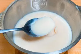 熬猪油最忌直接下锅熬，多加这一步，猪油又香又白，放半年都不坏