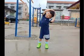 小朋友陪妈妈上班下雨困到半路了，雨停了非要穿着雨靴踩泥坑视频封面