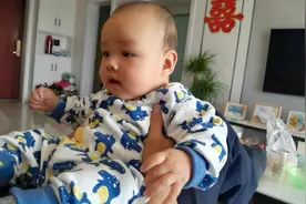 爷爷带宝宝玩举高高，宝宝开心地微笑视频封面