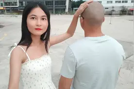 打工妹第一次摸大哥哥的头，却被说不能随便乱摸，向前一问尴尬了