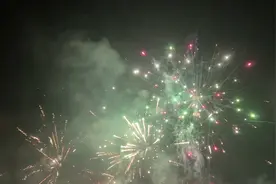 农村除夕夜凌晨12点，全村人一起放烟花爆竹，场面太壮观了视频封面