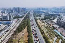 沪蓉高速常州新北区上海往南京方向发生交通事故，造成拥堵。视频封面