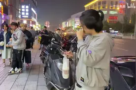 街头这首《凛冬将至》唱完，路人听懵了视频封面