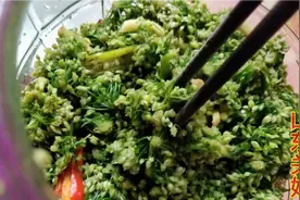 山东关姐在家腌韭菜花，一搓一揉方法简单，就能做出美味的韭菜花